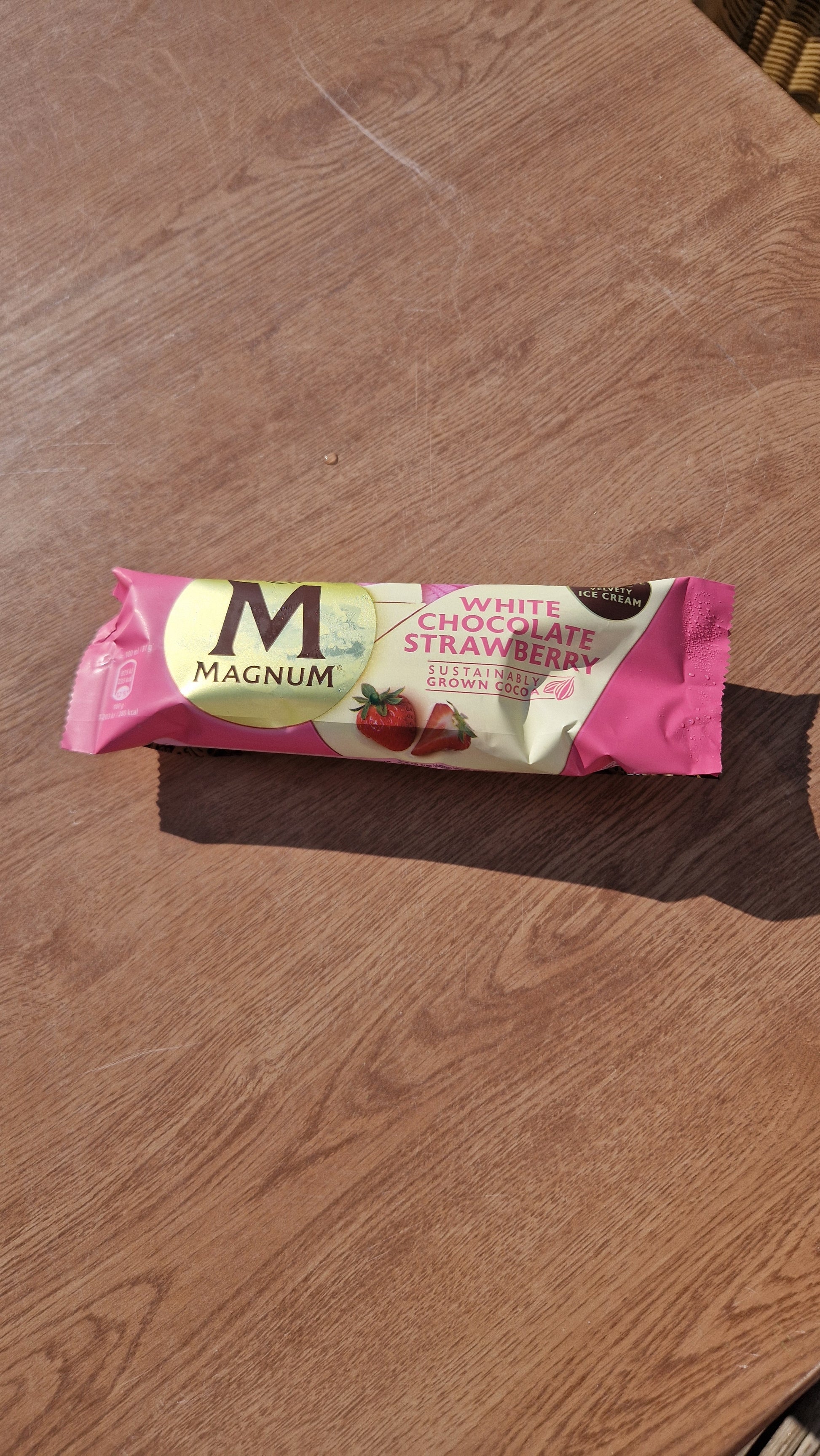 Magnum white chocolate strawberry